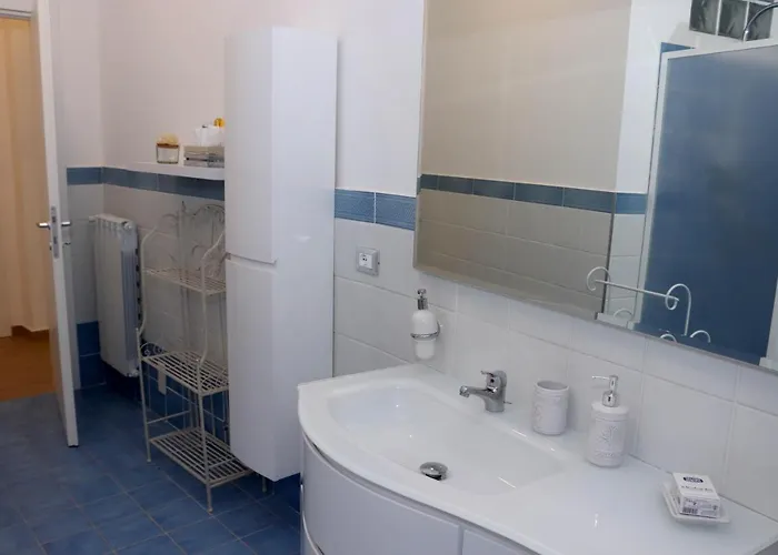 Sunset House Bed and Breakfast 4*